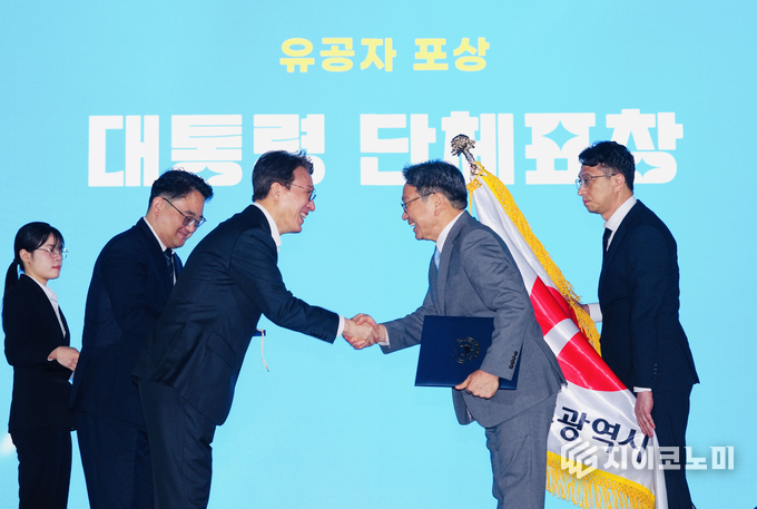 광주시가 17개 시도 중 유일하게 청년정책 우수기관으로 선정된 가운데 강기정 광주광역시장이 20일 청와대 녹지원에서 열린 ‘청년의 날 기념식’에 참석해 김민석 국무총리로부터 대통령 표창을 수여받고 있다. 광주광역시 제공