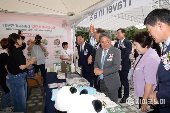 강기정 광주시장이 지역 특산품과 기념품 전시 부스를 둘러보고 있다. 해당 부스는 방문객들에게 큰 인기를 끌었다. 광주광역시 제공