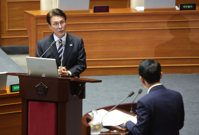 김민석 국무총리가 지난 17일 경제분야 대정부 질문이 열린 국회 본회의장에서 김상훈 국민의힘 의원의 질의에 답변하는 모습. 