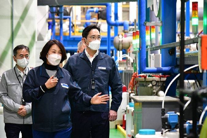 이재용 삼성전자 회장(오른쪽)이 2022년 11월 삼성전자로부터 스마트공장 구축 지원을 받은 부산 소재 도금기업 동아플레이팅을 방문해 현장을 둘러보고 있다. /사진 제공=삼성전자