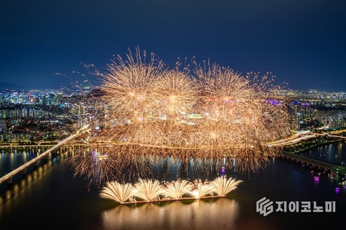 지난해 개최된 서울세계불꽃놀이 축제 현장 모습. 영등포구 제공.
