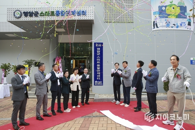 우승희 영암군수가 19일 열린 스마트통합관제센터 개소식에서 관계자들과 함께 테이프 커팅을 하며 개소를 축하하고 있다. 영암군 제공