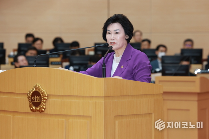 제393회 임시회 도정 및 교육행정 질문에서 전남도교육청의 영어회화 전문강사 부당해고 소송 문제를 지적하는 최미숙 전남도의원. 전라남도의회 제공