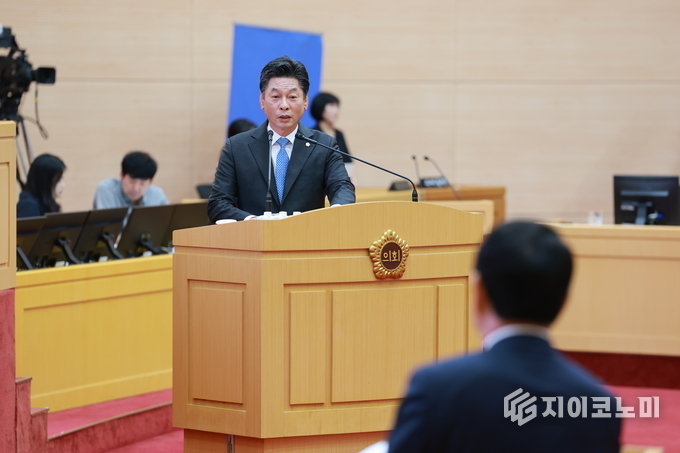 전라남도의회 제393회 임시회 도정질문에서 전복 산업 위기 극복 방안을 제안하고 있는 이철 부의장. 전라남도의회 제공