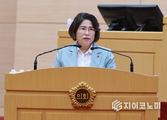 전라남도의회 김화신 의원이 본회의장에서 교육행정 질문을 통해 전남교육청의 준비 부족을 지적하며 “아이 한 명도 놓치지 않는 전남형 통합지원체계” 마련을 촉구하고 있다. 전라남도의회 제공