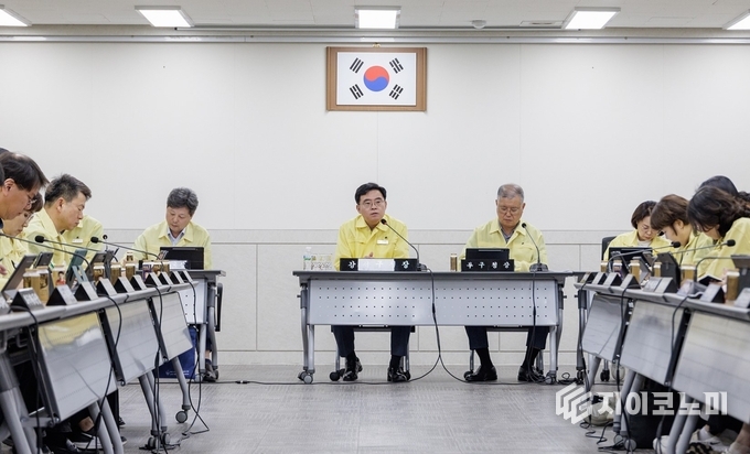 진교훈 서울 강서구청장(정면 가운데)이 22일(월) 강서구청 대회의실에서 열린 ‘안전실천 100일 특별대책’ 회의를 주재하고 있다.