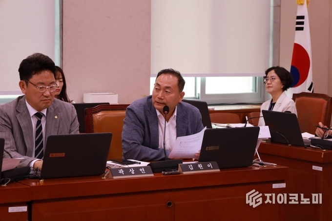더불어민주당 김원이 의원이 국회 산업통상자원중소벤처기업위원회 회의에서 공공기관 ESS 설치 의무 이행 현황과 관련해 질의하고 있다. 김원이의원실 제공