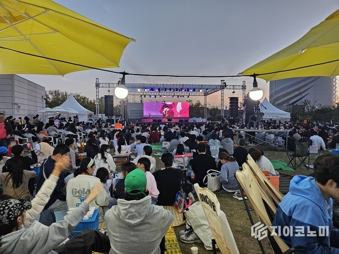 제2회 하늘길 페스타 공연을 즐기고 있는 방문객. 