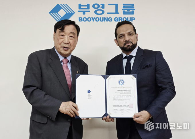  이희범 아트피아드 위원장(좌)과 라비모하메드 회장(우)의 국가위원 위촉식 기념사진 ©AAC