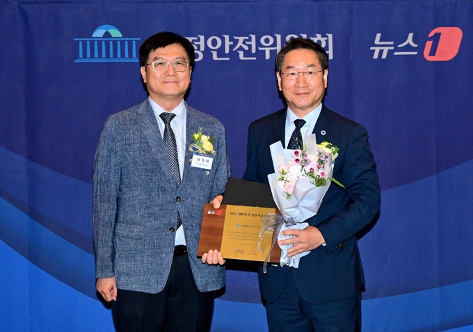 유정복 인천광역시장이 2025 대한민국 지방지킴 대상에서 리더십 대상을 수상했다. (사진=유정복 시장 페이스북)