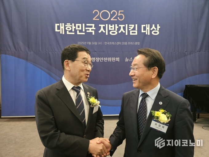 유정복 시장과 신정훈 국회 행정안전위원장이 악수를 하고 있다.
