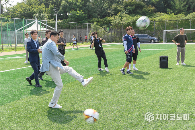 지난해 해누리체육공원 축구장 재개장식에서 시축을 하는 이기재 양천구청장.