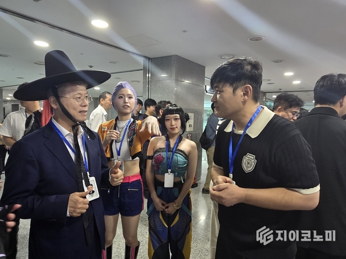 민형배 의원에게 스튜디오질풍 이호 대표가 행사에 대한 대화를 나누고 있다./뉴스아이이에스