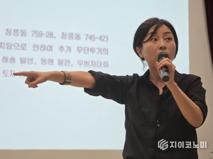 지난 21일 성북구 공백공유에서 열린 설명회에서 김계숙 교수가 정릉골 재개발 조합의 문제점을 짚으며 조합원 백여 명과 의견을 나누고 있다.