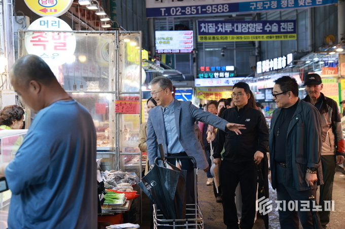 장인홍 구로구청장이 지난 24일 열린 ‘추석 맞이 장터달구미’ 행사에서 관내 전통시장을 방문해 시장 상인과 이야기를 하고 있다.