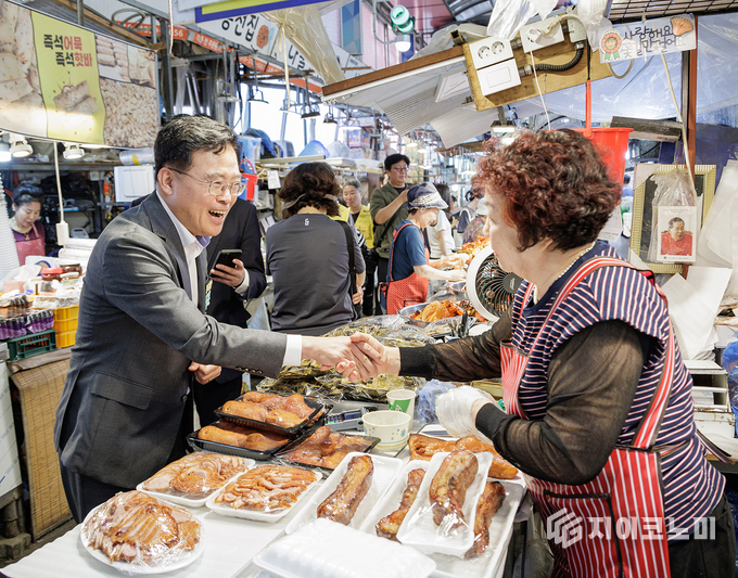 진교훈 서울 강서구청장(왼쪽)이 26일(금) 추석 명절을 앞두고 송화벽화시장을 찾아 상인과 인사를 나누고 있다.