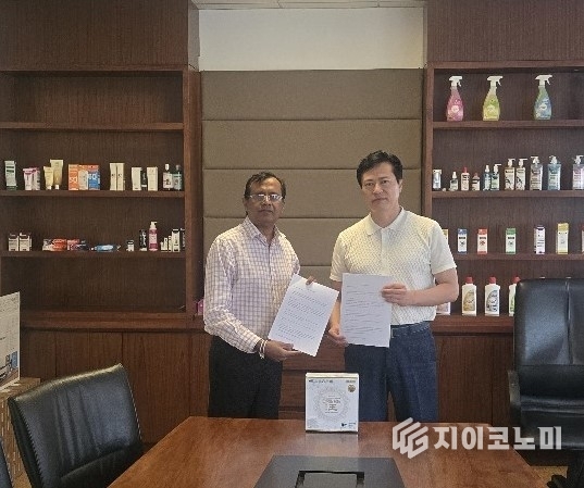 에이펙셀, “스리랑카 MW 라이프사이언스와 칼슘제 수출 계약 체결 기념(우) 양희철 국제다문화협회 회장