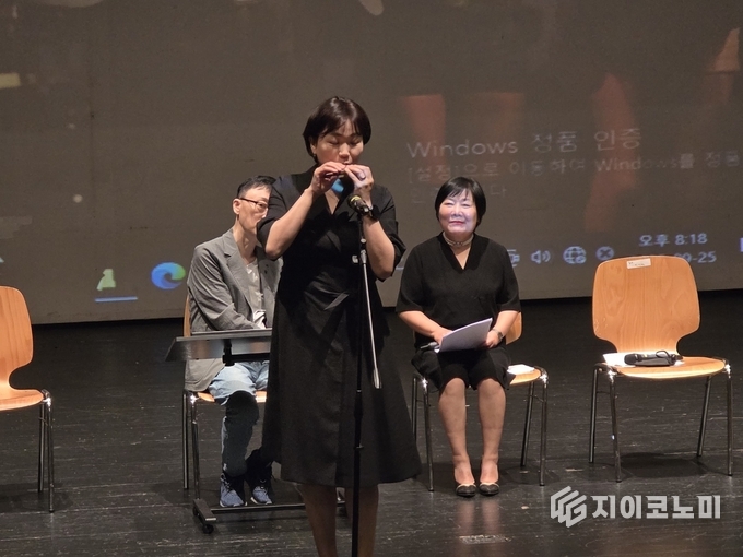  양민자 교수가 맑고 서정적인 선율의 오카리나 연주로 관객들에게 깊은 감동을 전하고 있다.