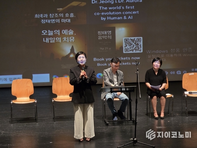 문안나 신안음악협회 지부장이 무대에 올라 깊은 울림을 전하는 성악 무대를 선보이고 있다.