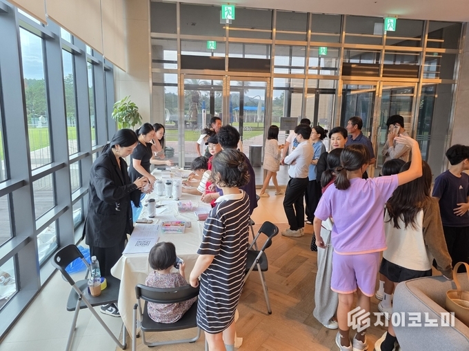관람객들이 텀블러 만들기와 인생샷 촬영 체험에 참여하며 즐거운 시간을 보내고 있다.