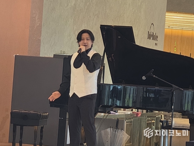 “신안 지도 출신 테너 이동신이 고향 무대에 올라 ‘넬라 판타지아’와 ‘지금 이 순간’, ‘볼라레’를 열창하고 있다.