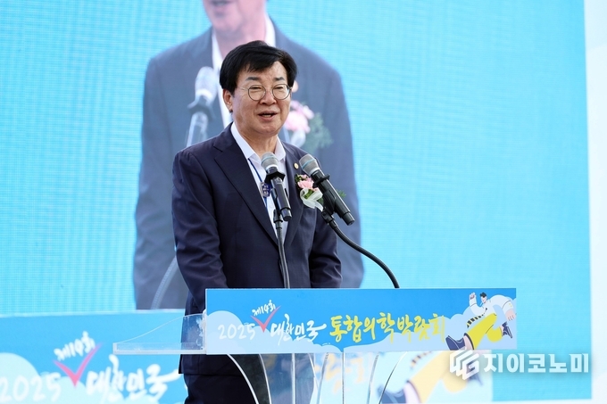 김성 장흥군수가 지난 26일 장흥군 안양면 국제통합의학박람회장에서 열린 2025 대한민국 통합의학박람회 개막식에서 화려한 개막을 알리며 관람객들에게 환영 인사를 전하고 있다. 장흥군 제공