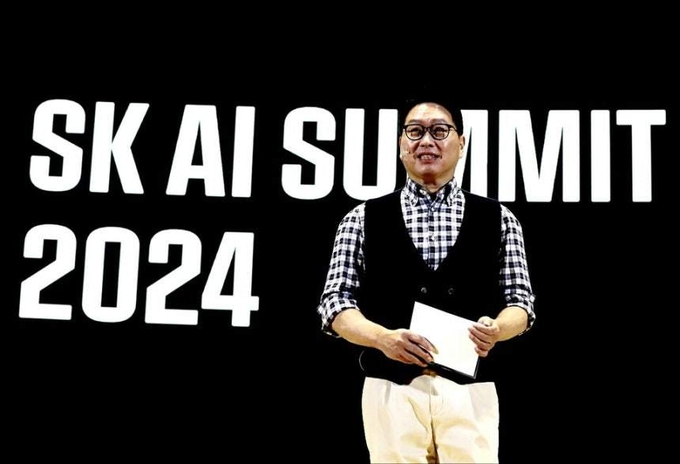 최태원 SK그룹 회장이 지난해 서울 강남구 코엑스에서 열린 'SK AI 서밋(SUMMIT) 2024'에서 기조 연설을 하고 있다. /사진=SK그룹