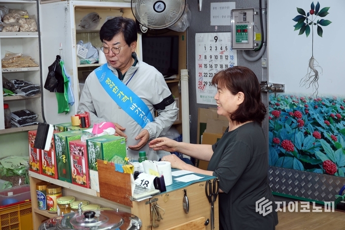추석 명절을 앞두고 장흥군이 지역 상권에 활력을 불어넣기 위해 27일 정남진장흥토요시장에서 ‘민생회복 소비쿠폰 조기 사용 캠페인 및 전통시장 장보기 행사’를 열었다. 김성 장흥군수가 상가를 찾아 시장 상인과 대화를 나누고 있다. 장흥군 제공