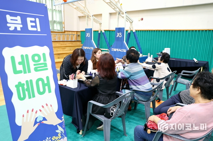 <em>순천제일대학교 뷰티미용과 학생들이 주민들에게 네일아트 봉사를 하고 있다. 진료와 생활 편의가 함께 제공되며 현장은 마을 잔치 같은 분위기로 가득했다. 고흥군 제공</em>