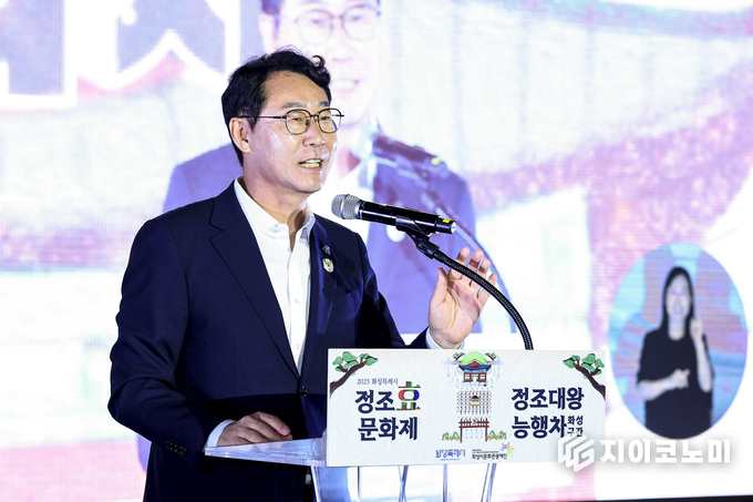27일 열린 2025 정조대왕 효문화제 개막식에서 정명근 화성특례시장이 인사말 모습. 사진 = 화성시 제공.