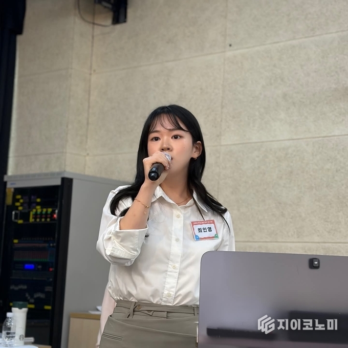 무안군 청년 정책 제안대회에서 ‘청년위원 할당제 추진’을 발표해 대상을 수상한 최인영 씨가 무대에서 발표하고 있다. 