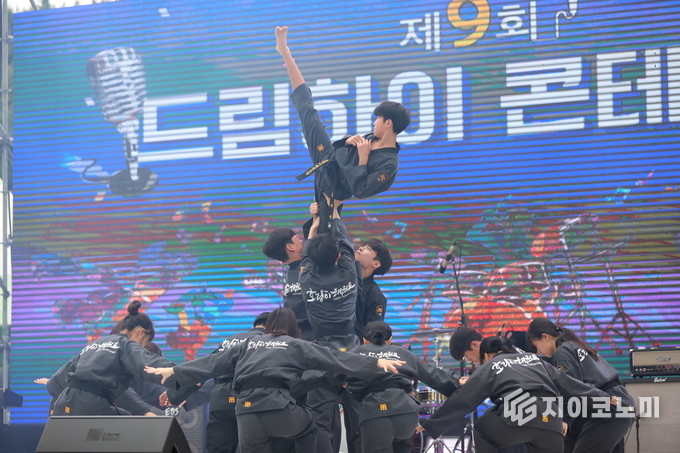 호랑이태권도팀이 파워 넘치는 태권무 공연으로 무대를 뜨겁게 달구고 있다. 새마을문고중앙회 전라남도목포시지부 제공