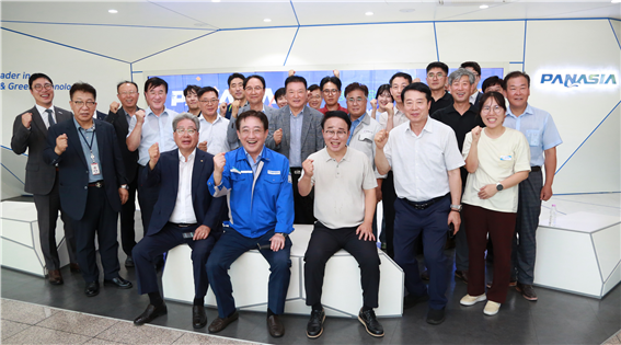 지난 8월 열린 ‘제1회 기업현장투어’에서 박성호 청장, 이수태 파나시아 대표이사 등 참석자들이 세미나를 마친 후 기념촬영을 하고 있다. 사진 부산진해경자청