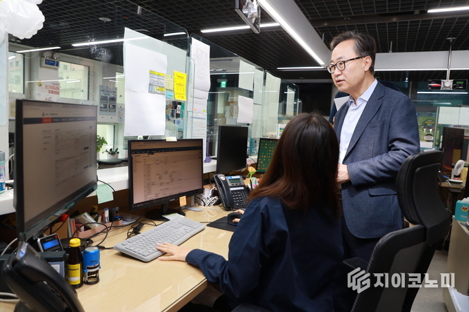 유성훈 금천구청장이 시흥5동 주민센터, 금천구청 민원실을 방문해 현장 대응 상황을 확인하고 있다