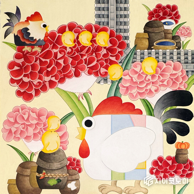 (안뜰의꼬꼬네) 53*53cm 장지에 수간채색 2025 맨드라미는 계관화(鷄冠花)라고도 부르는데, 이는 닭 볏과 흡사하게 생긴 데에서 유래하였고,<br>
높은 관직을 상징하는 그림의 소재로 자주 등장한다. 닭과 맨드라미를 어우러 그리는 작품은 승진, 출세를 염원을 담는다.