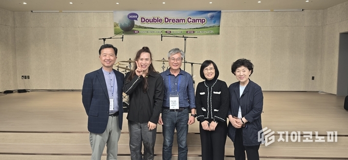 우측부터 김영미 교장(한꿈학교), 도경희 이사장(나이스피플, 애터미 부회장), 이재윤 교장(드림학교), 리노 박(드러머), 윤광식 교목(한꿈학교)_사진제공 나이스피플