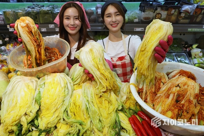 롯데마트와 롯데슈퍼는 오는 10월 1일(수)부터 8일(수)까지 1차 절임배추 사전예약을 진행한다._사진제공 롯데마트