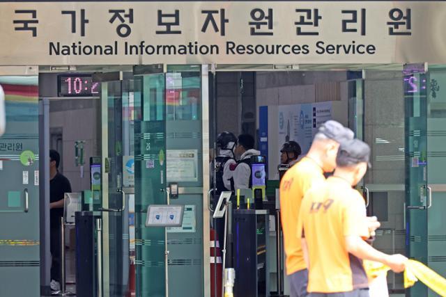 29일 대전 유성구 국가정보자원관리원(국정자원) 화재 현장에서 경찰과 소방 관계자 등의 화재 정밀 감식이 진행되고 있다. 연합뉴스