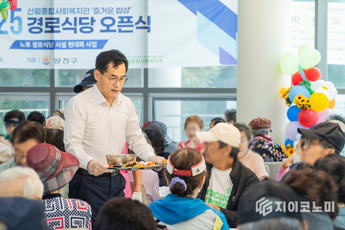 이기재 양천구청장이 지난 26일 신월종합사회복지관 경로식당에서 어르신들에게 식사를 대접하고 있다