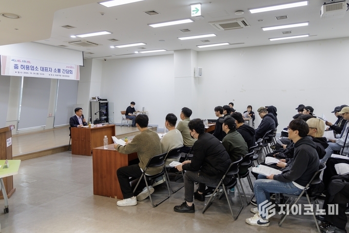 박강수 마포구청장이 춤 허용업소 대표자와 소통하고 있다.