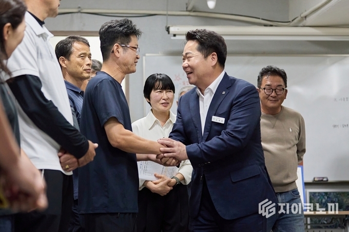 오세현 아산시장이 환경미화원 사무실을 찾아 직원들 격려하고 있다.