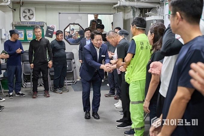 오세현 아산시장이 환경미화원 사무실을 찾아 직원들 격려하고 있다.