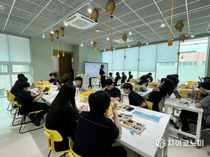 금천진로진학지원센터 독산센터에서 학생들이 프로그램에 참여하고 있다