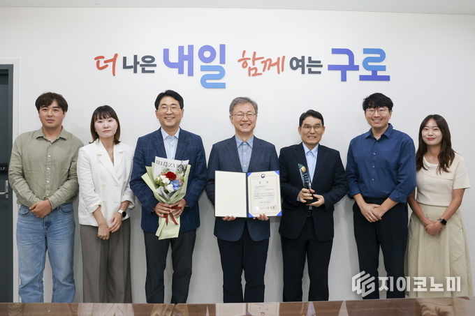 구로구 직원들과 장인홍 구로구청장(가운데)이 일자리대상 공시제 부문에서 우수상을 수상하고 기념사진을 찍고 있다.
