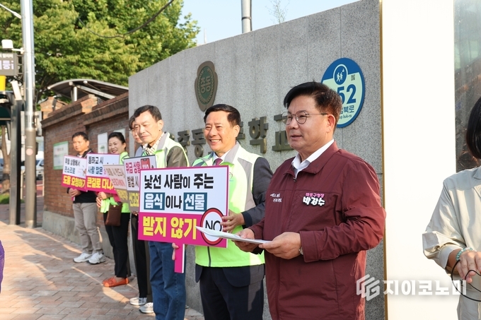 박강수 마포구청장이 어린이 유괴 예방 캠페인에 참여했다.