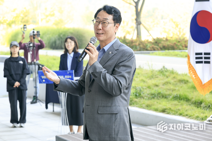 정명근 화성특례시장이 1일 동탄호수공원 주차타워 준공식에서 인사말을 하고 있다