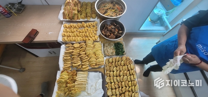 정성껏 준비한 갈비와 모둠전 등 다양한 추석 음식.
