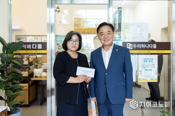 정대근 의장이 복지시설을 방문하여 위문금을 전달하고 있다.