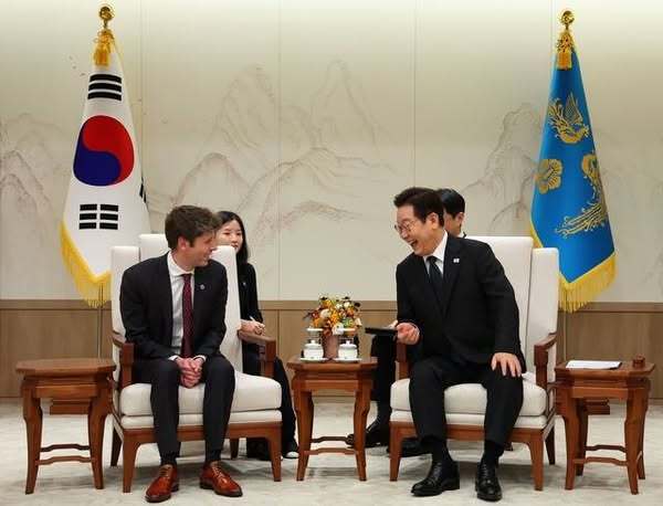 이재명 대통령이 샘 올트먼 오픈AI CEO와 역사적 회동 자리에서 환하게 웃으며 전남 서남권 글로벌 AI 데이터센터 협약의 순간을 함께하고 있다. 사진=김영록 지사 페이스북 캡쳐
