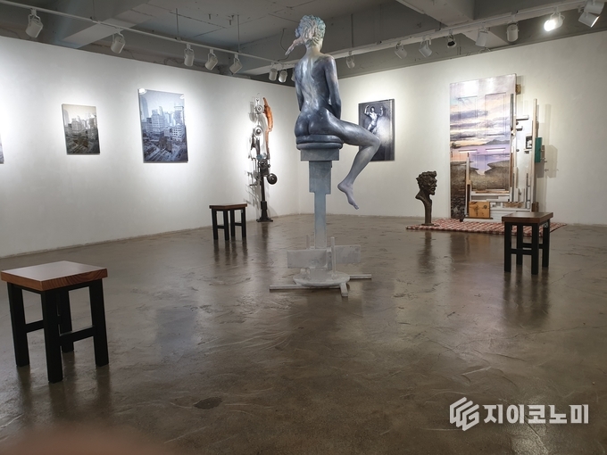 사이아트센터 더플로우 더플럭스에 생명, 석고에 아크릴 채색, 실물 크기, 2015-2022